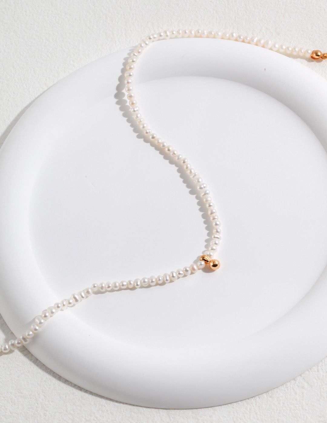 Elegant beaded necklace with freshwater pearls