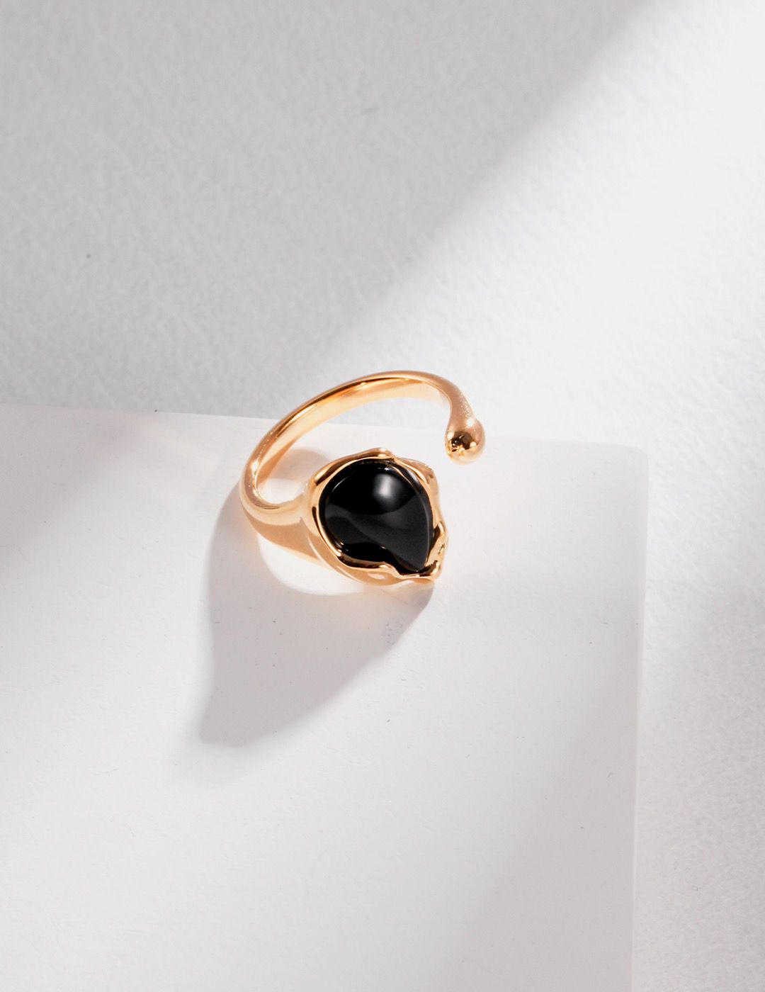 Natural Agate Statement Ring showcasing unique patterns and vibrant colors, set in a stylish silver band.
