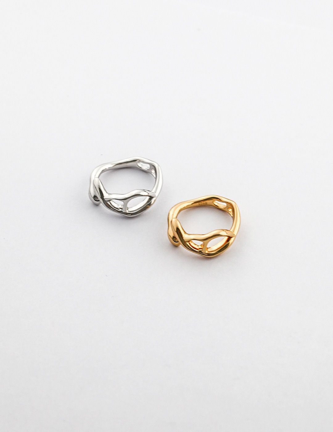 Minimalist Chic Ring with Clean and Streamlined Design