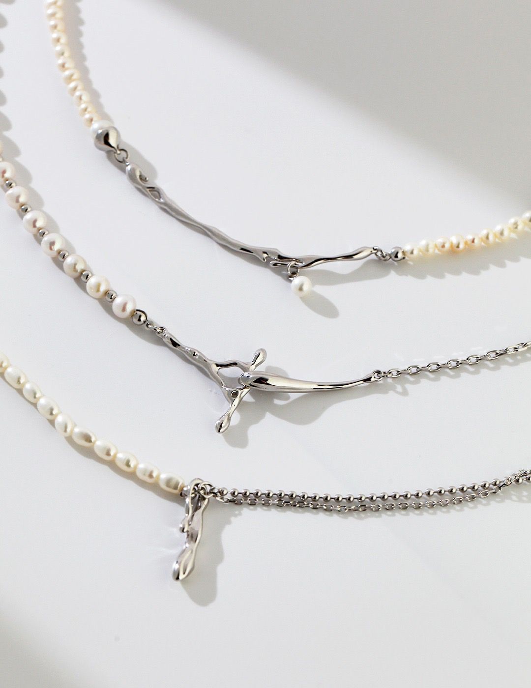 Minimalist Pearl Collar Necklace with Freshwater Pearls on a Sleek Collar Design