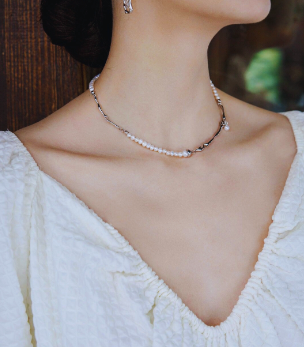 Minimalist Pearl Collar Necklace with Freshwater Pearls on a Sleek Collar Design