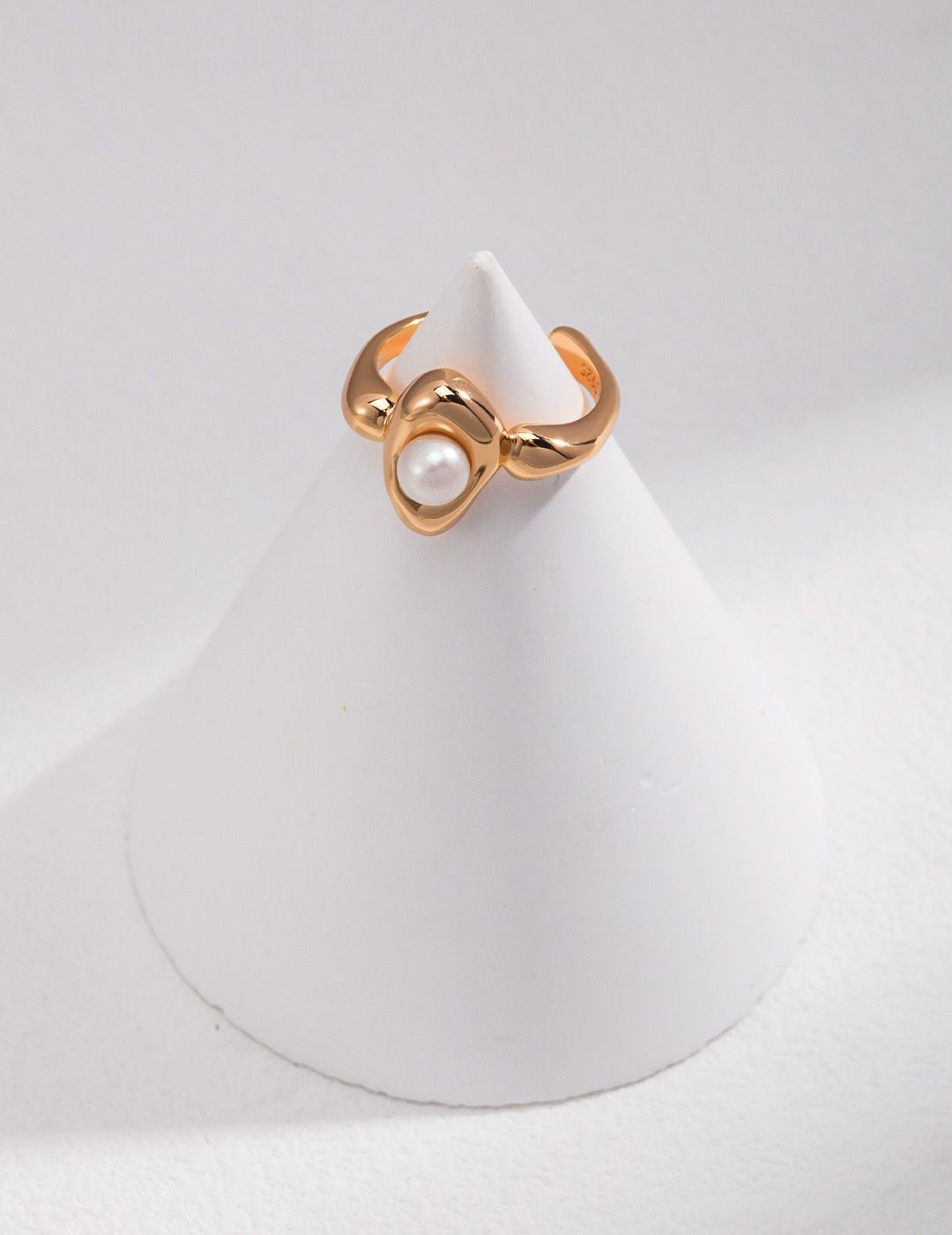 Pearl Elegance Ring with Lustrous Freshwater Pearl and Delicate Surrounding Accents