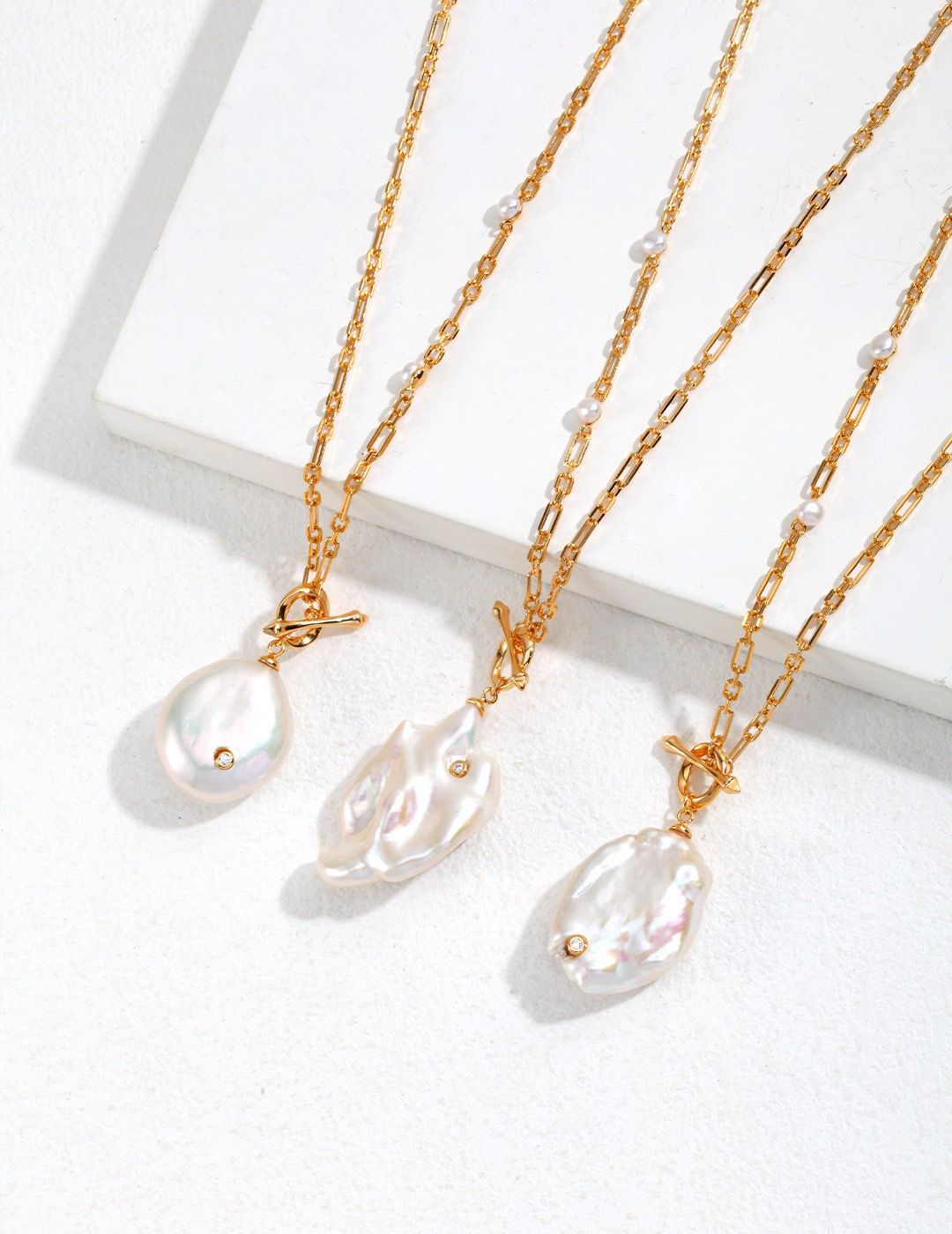 Add classic elegance to any outfit with our Timeless Baroque Pearl Pendant Necklace. Featuring a lustrous freshwater pearl with an irregular shape, suspended on a delicate metal chain. Perfect for any occasion, this necklace is sure to become a treasured addition to your jewelry collection