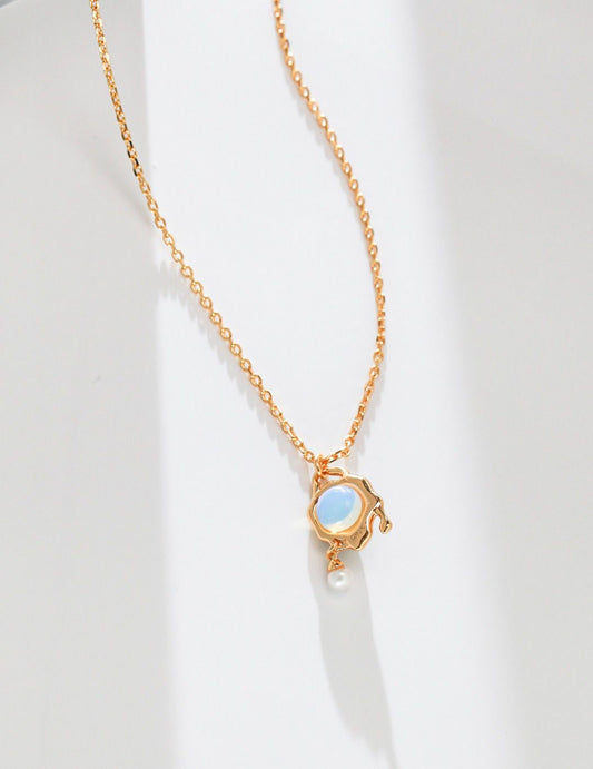 Shop our exquisite Statement Agate Necklace, featuring a stunning agate stone pendant on a delicate chain. Elevate your style with this one-of-a-kind accessory, perfect for adding a touch of elegance to any outfit.